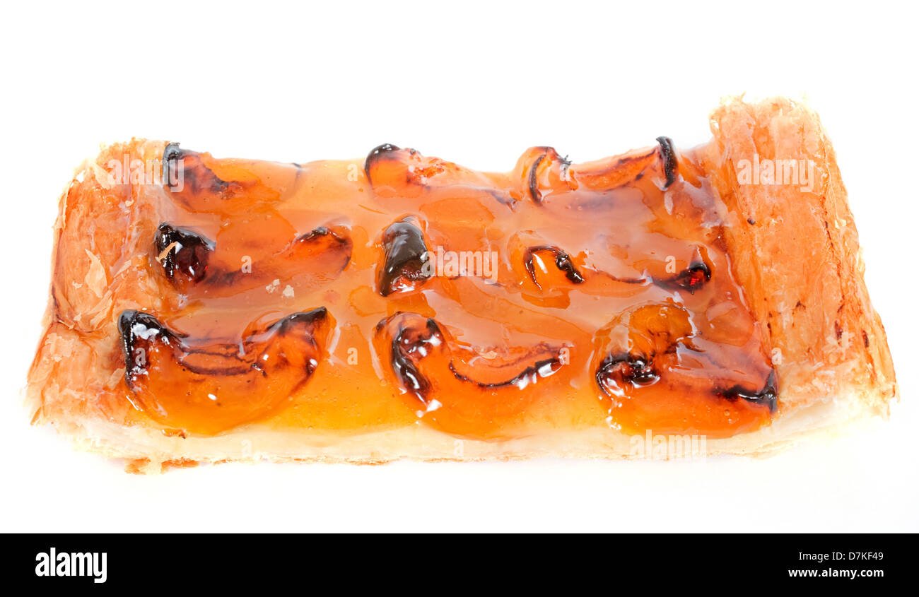 Tarte aux abricots in front of white background Banque D'Images