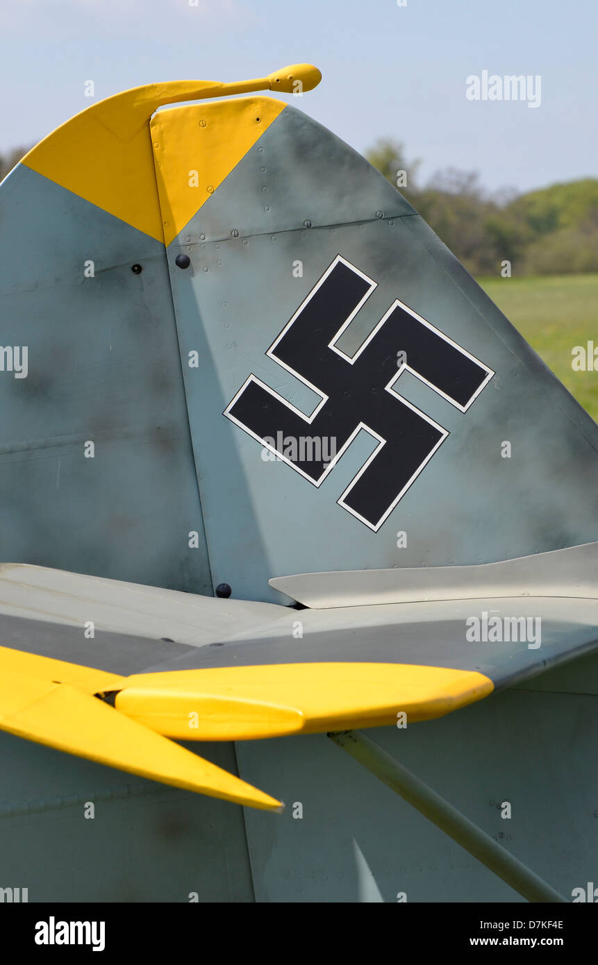WW2 croix gammée nazie sur la queue d'un Messerschmitt Bf 108 avions de transport léger. Banque D'Images