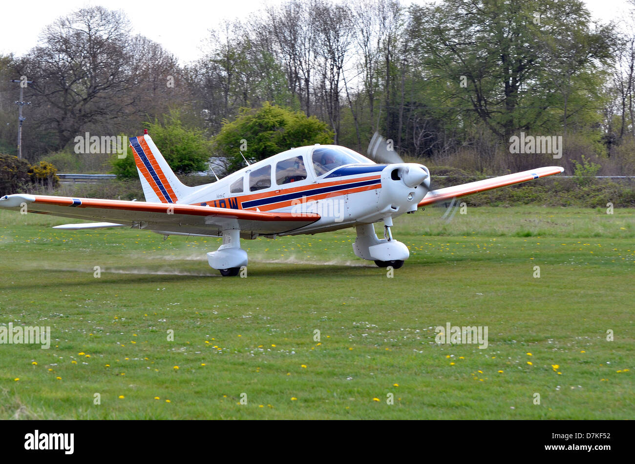 Piper PA-28 Cherokee prêt à décoller de la piste en herbe à l'Aérodrome de Popham, Hampshire. Banque D'Images