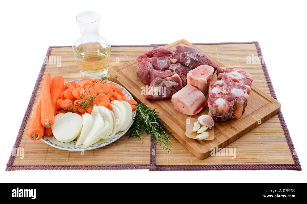 Variété de viande, légumes et vin blanc pour la cuisson et le pot-au-feu sur un conseil de cuisson Banque D'Images