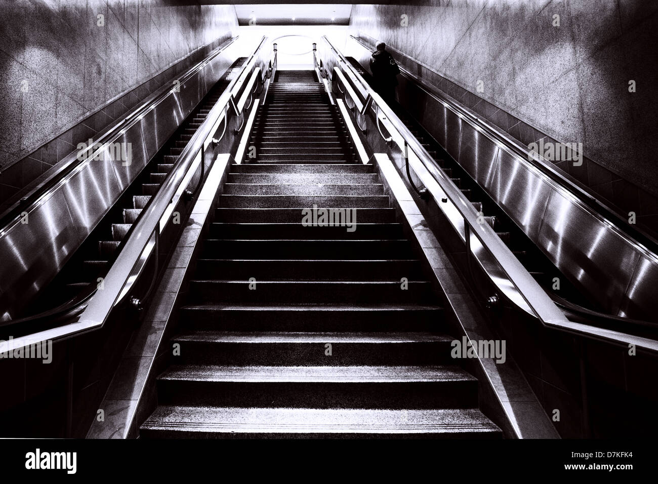 Escalier et escaliers mécaniques dans une station de métro de Montréal Banque D'Images