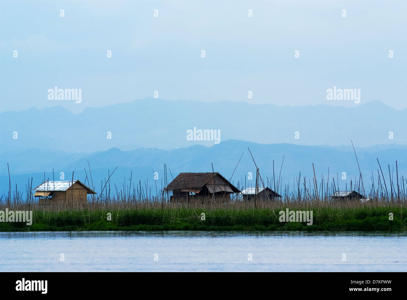 Les maisons flottantes de personnes vivant sur le lac Inle, Myanmar Banque D'Images