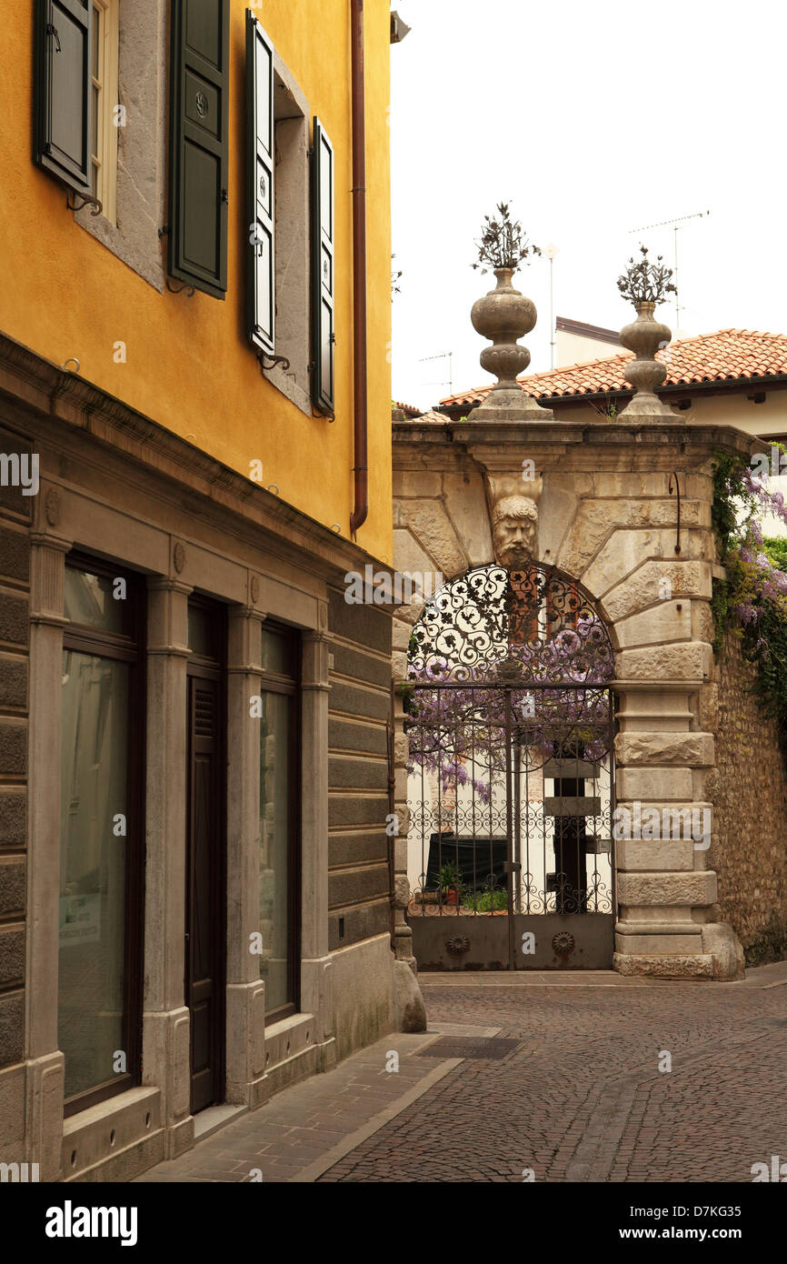 Porte ouvragée et jardin dans le centre-ville de Cividale del Friuli, Italie. Banque D'Images