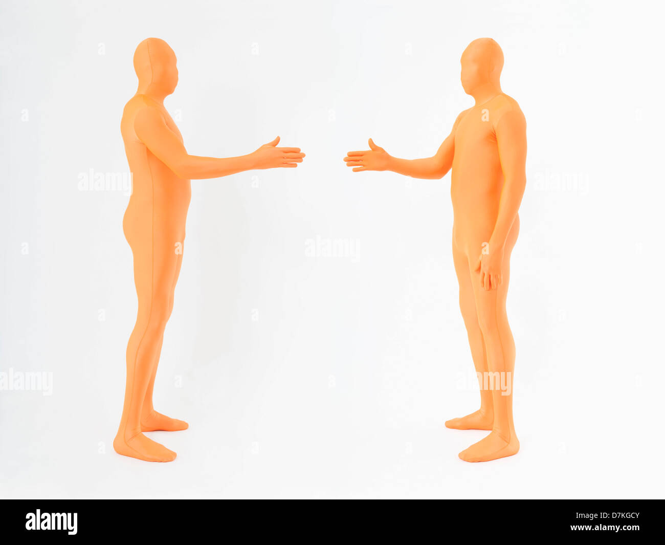 Hommes matures en orange zentai shaking hands on white background Banque D'Images