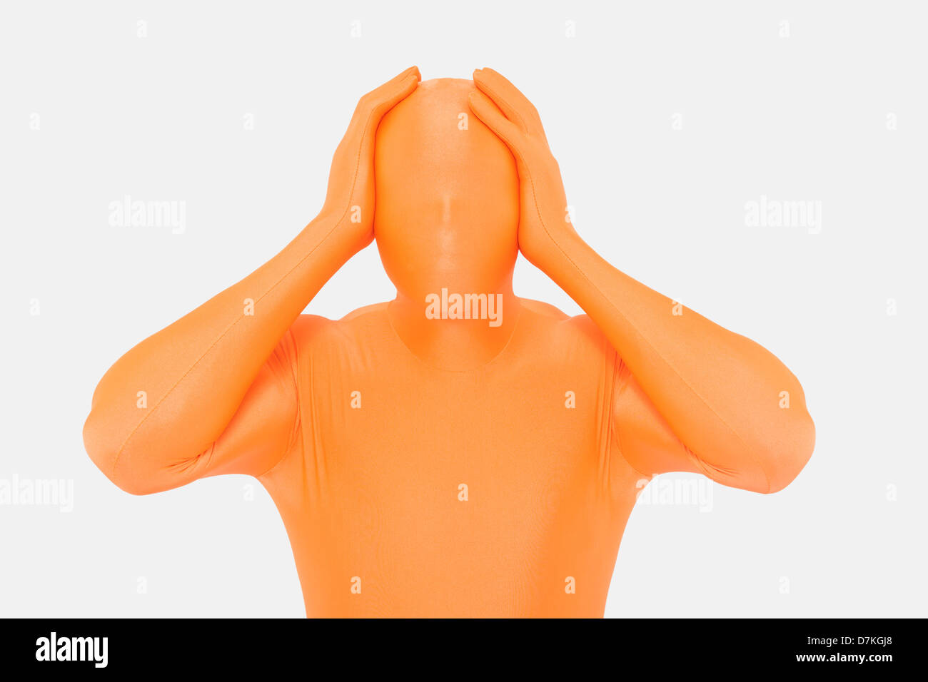 Homme mûr en orange zentai avec mains couvrant les oreilles Banque D'Images