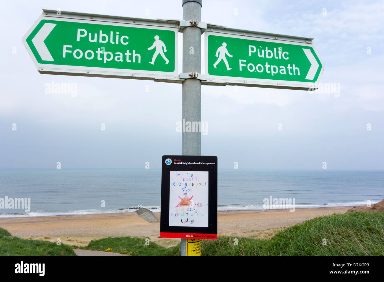 Près de la plage, un sentier public signe et un avis contre l'encrassement chien basé sur un dessin d'enfant Banque D'Images