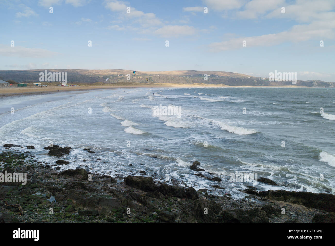 Kitesurfer sur la plage Oxwich, Gower, au Pays de Galles Banque D'Images