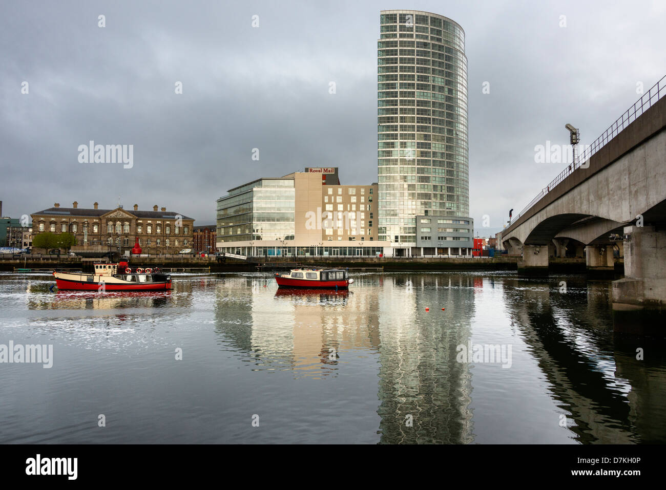 L'Obel tower et le Royal Mail Bâtiment de l'autre côté de la rivière Lagan Belfast Banque D'Images
