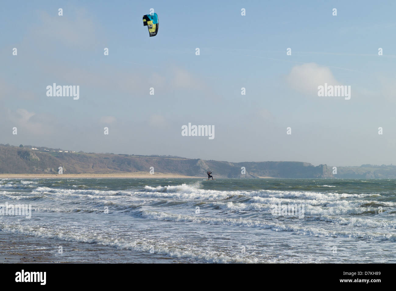 Kitesurfer sur la plage Oxwich, Gower, au Pays de Galles Banque D'Images