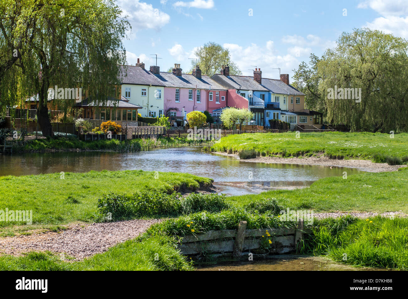 Une rangée de maisons mitoyennes peint coloré donnent sur la rivière Stour et conjoint de lane à Sudbury, Suffolk, Angleterre. Banque D'Images