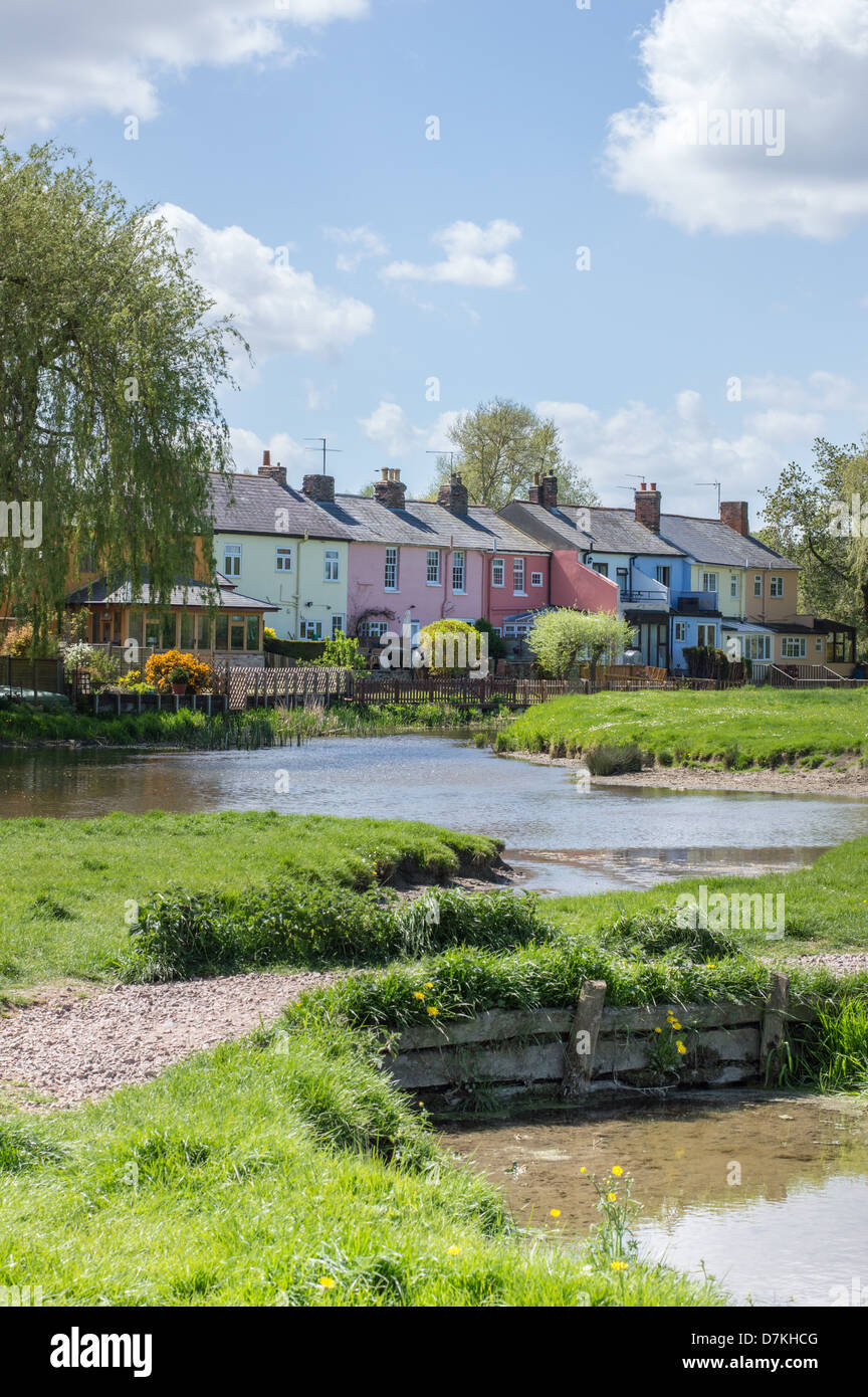 Une rangée de maisons mitoyennes peint coloré donnent sur la rivière Stour et conjoint de lane à Sudbury, Suffolk, Angleterre. Banque D'Images