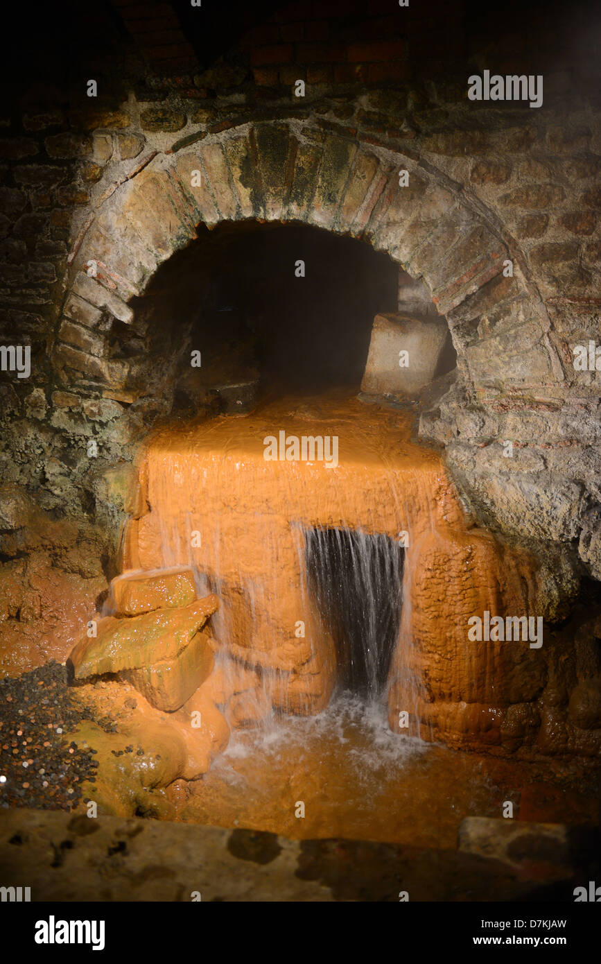 L'eau thermale chaude circulant dans les bains romains et la Pump Room à Bath en Angleterre Somerset Banque D'Images