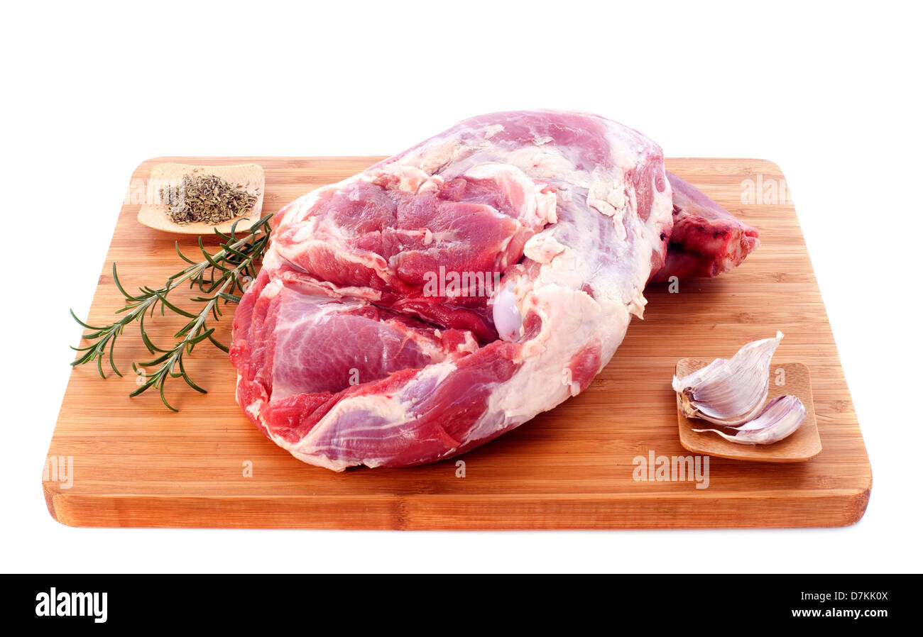 Les épaules d'agneau sur une planche à découper Banque D'Images