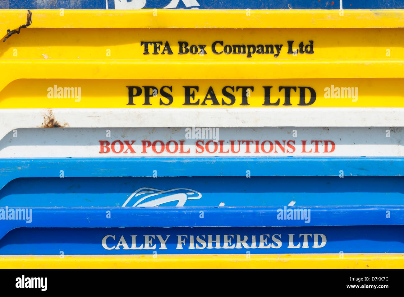 Close up de poissons en plastique Boîtes de stockage au port de pêche au Royaume-Uni Suffolk Southwold Banque D'Images