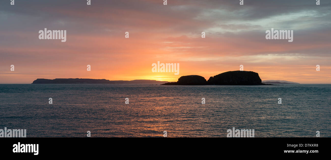 Lever de soleil sur l'île de Rathlin sur la côte de l'Irlande du Nord Banque D'Images