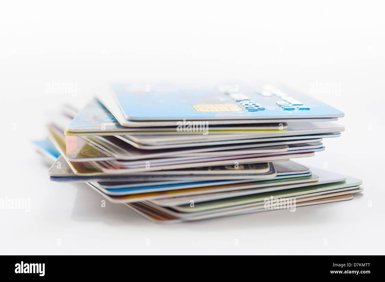 Une pile de plusieurs cartes de crédit de couleur Banque D'Images