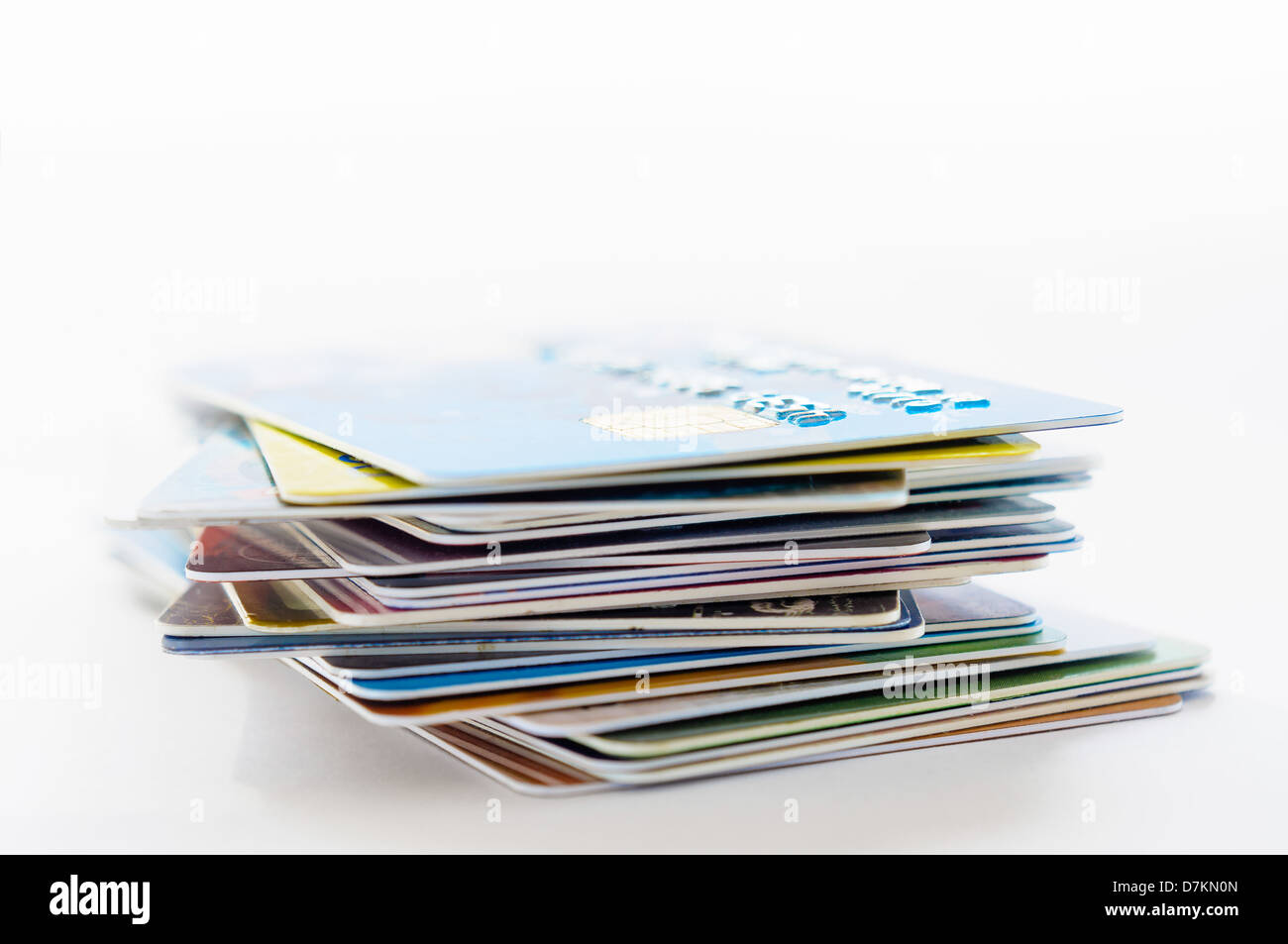 Une pile de plusieurs cartes de crédit de couleur Banque D'Images