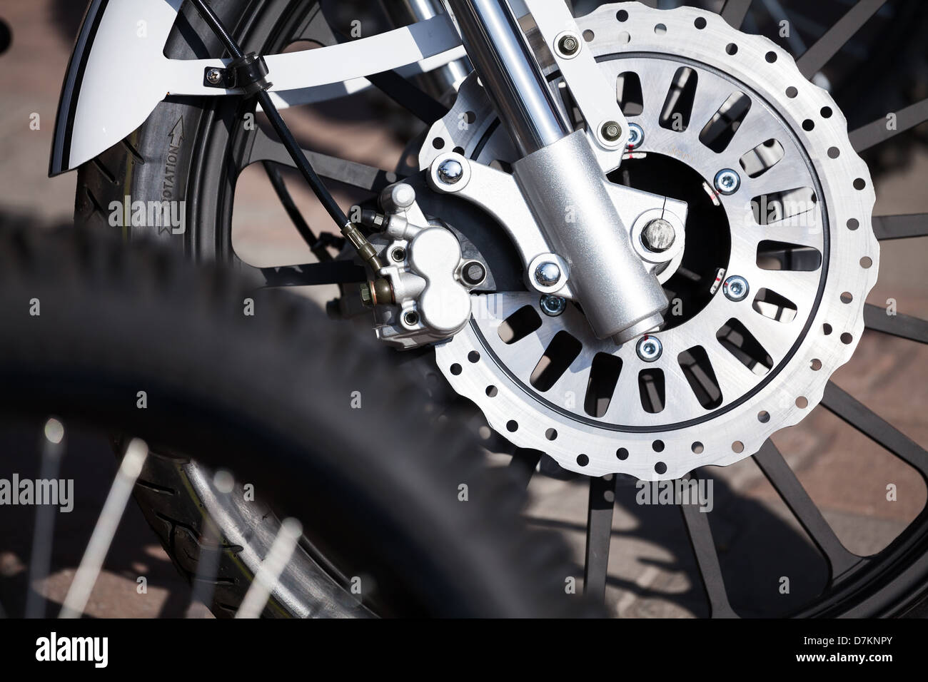 Roue moto casse dur piscine Banque D'Images