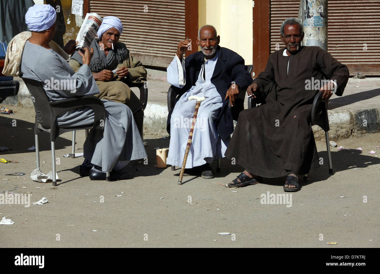 Les hommes musulmans ANCIENS ASSIS LUXOR EGYPTE 13 Janvier 2013 Banque D'Images