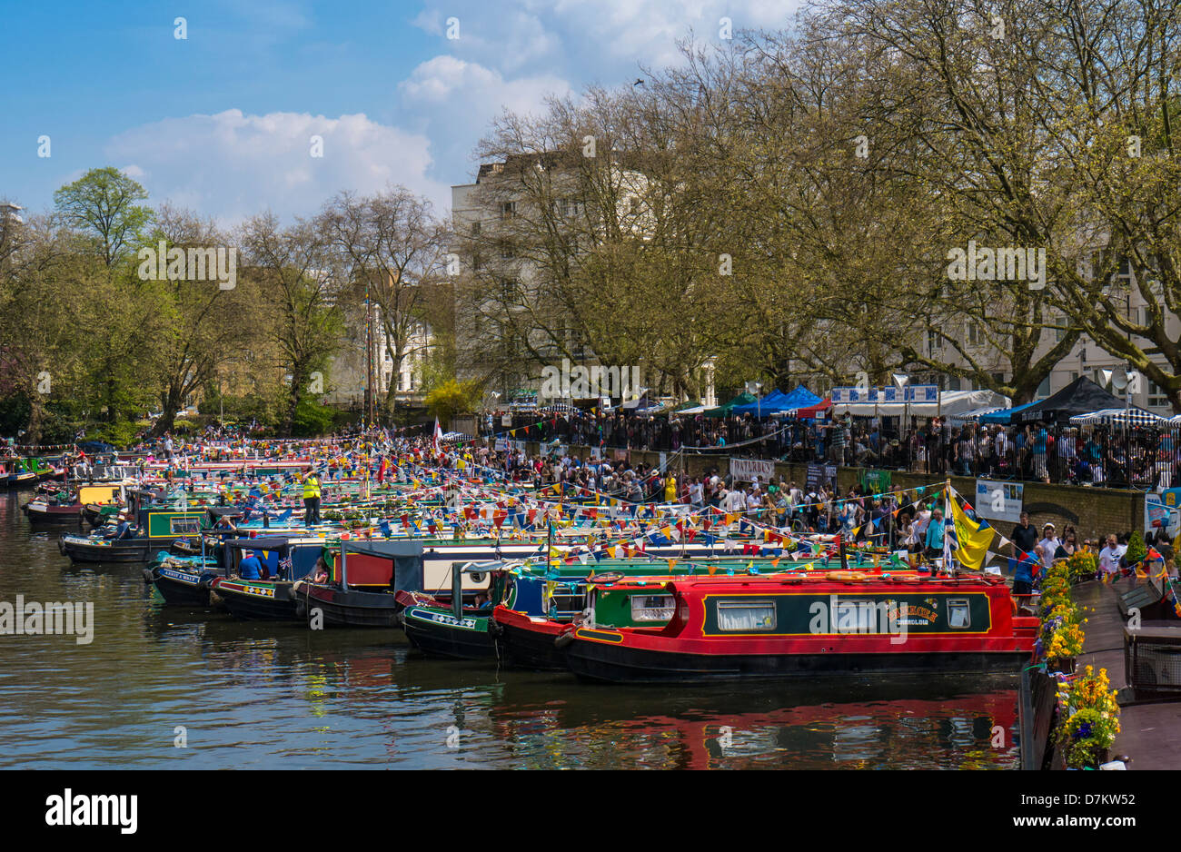 LONDRES, Royaume-Uni - 06 MAI 2013 : rassemblement de cavalcade en bateau à rames à Little Venice dans l'ouest de Londres Banque D'Images
