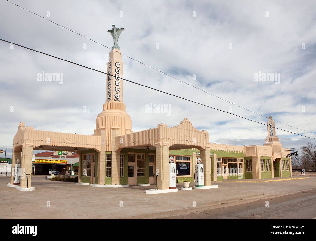 Le récemment restauré U-Drop Inn/Tower Conoco station essence sur la Route 66 dans la région de Shamrock, Texas, USA. Banque D'Images