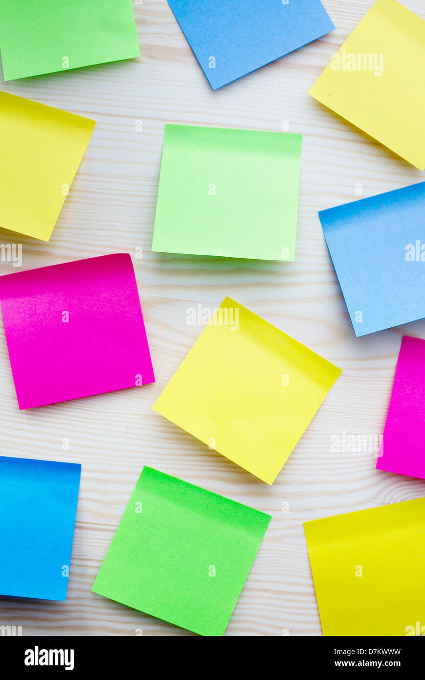 Des notes colorées sur fond de bois Banque D'Images