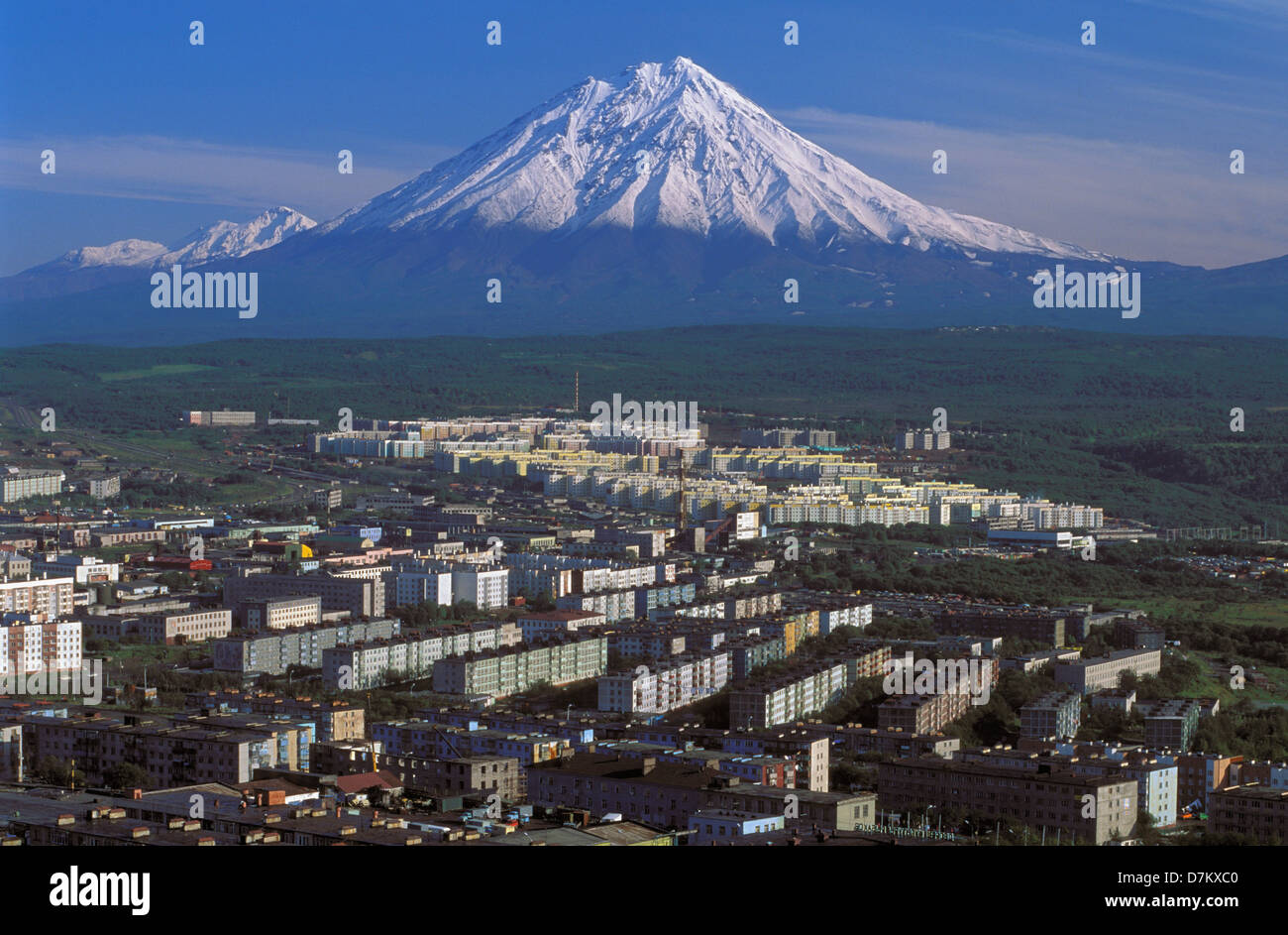 Petropavlovsk-Kamchatsky, capitale de Kamchatka, avec en arrière-plan le volcan Koryaksky, Kamchatka, Russie Banque D'Images