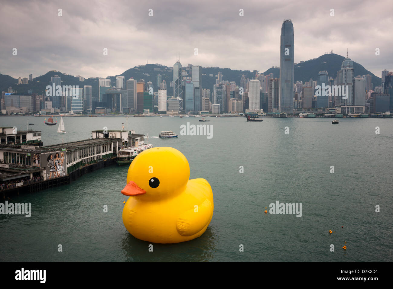 Canard en caoutchouc gonflables exposition d'art dans le port de Hong Kong Mai 2013 Banque D'Images