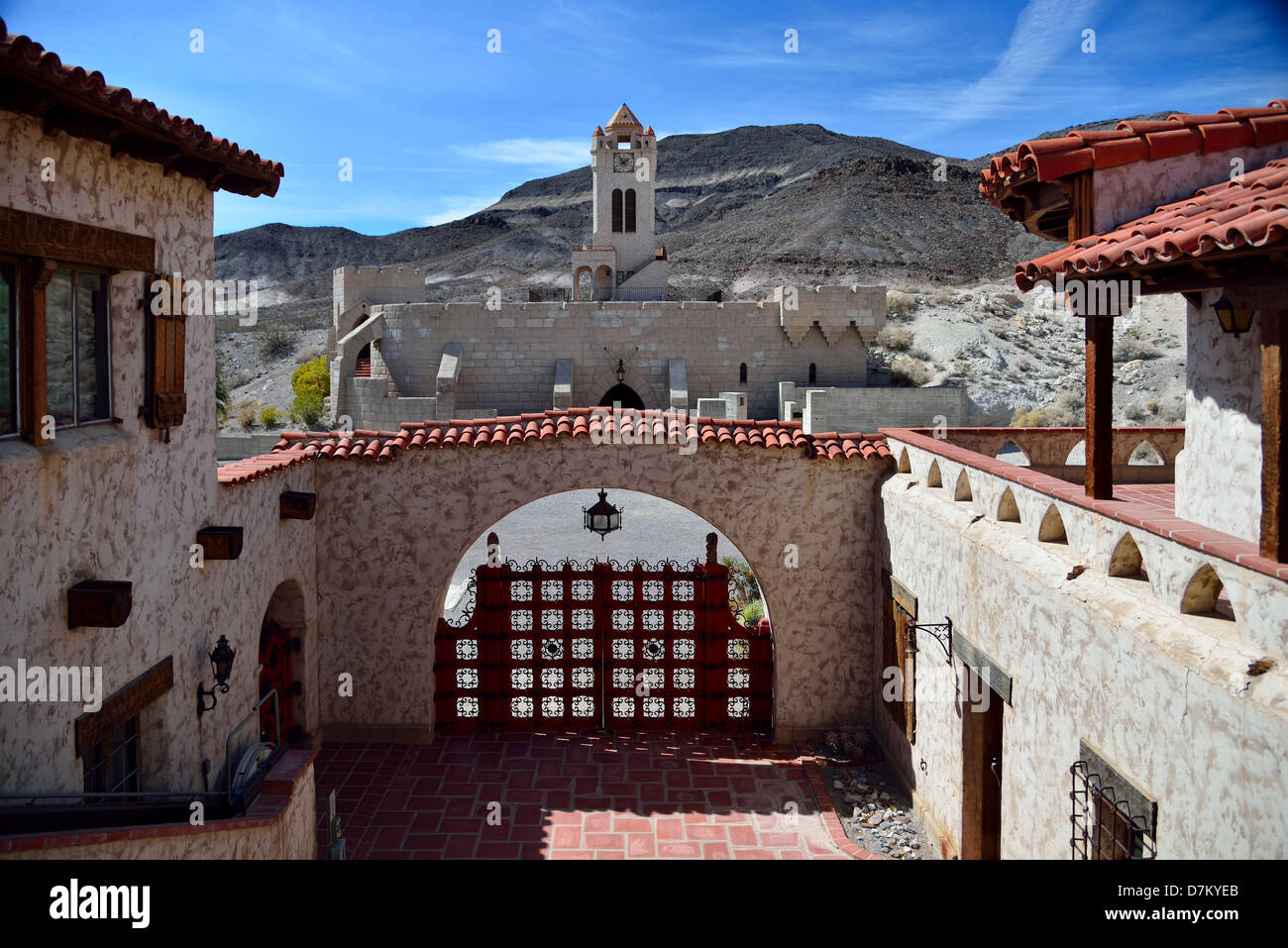 La cour de Scotty's Castle. Death Valley National Park, California, USA. Banque D'Images