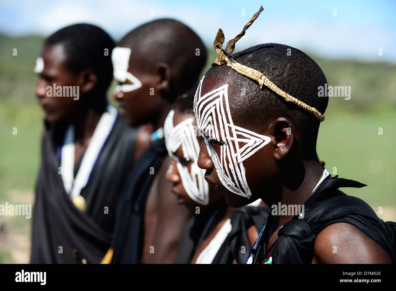 De nouveaux guerriers Masai en Tanzanie du Nord. Banque D'Images