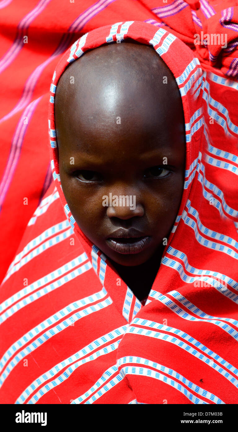 Une jolie fille Masai portant une robe Masai traditionnelle. Banque D'Images