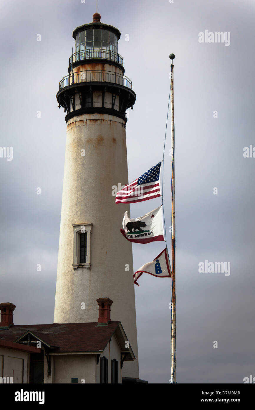 Les ETATS-UNIS, en Californie et de l'État Service phare, je vois des drapeaux en berne à Pigeon Point Phare sur la côte californienne. Banque D'Images