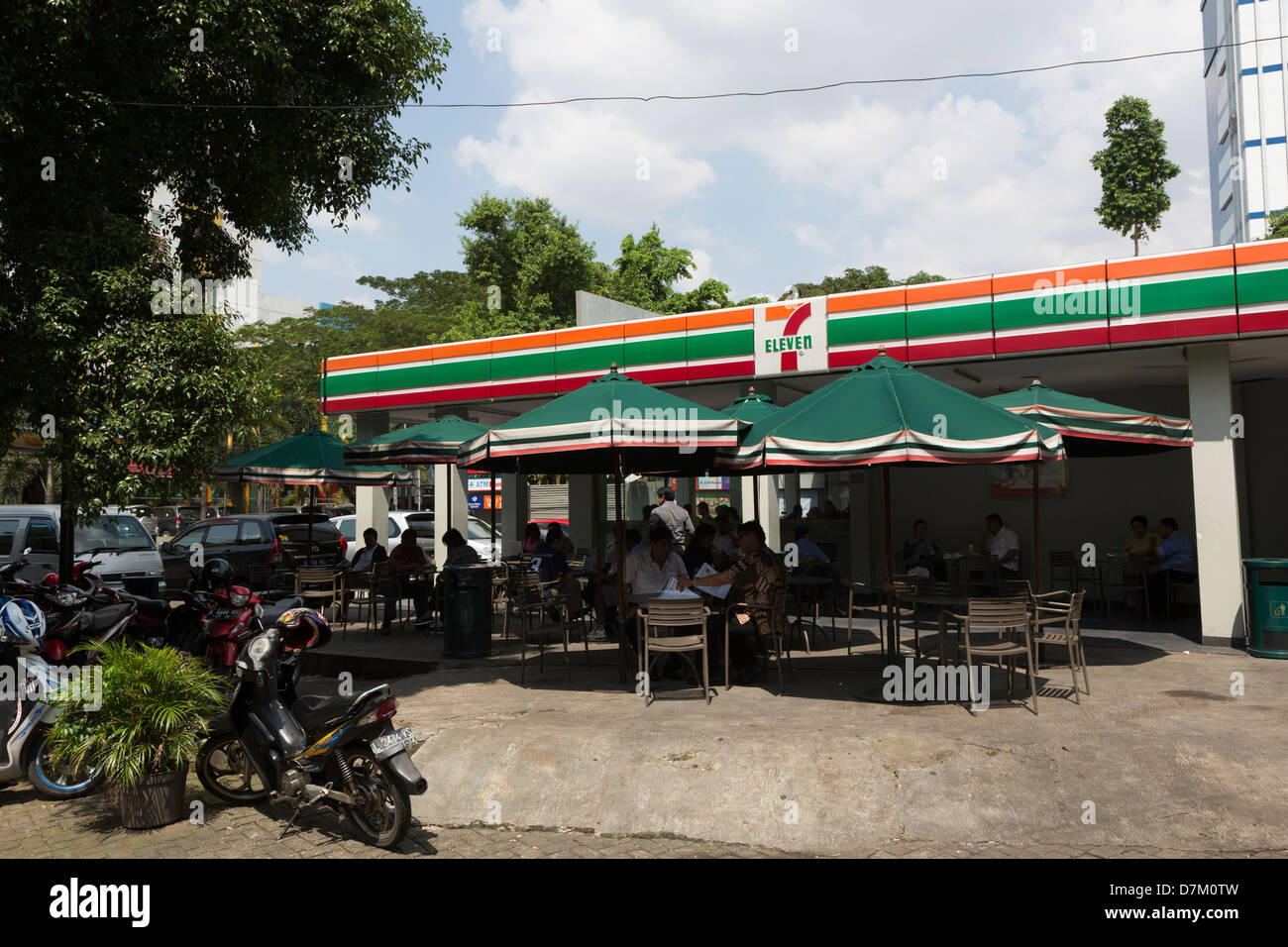 7/11 boutique et terrasse extérieure à Jakarta, Indonésie Banque D'Images