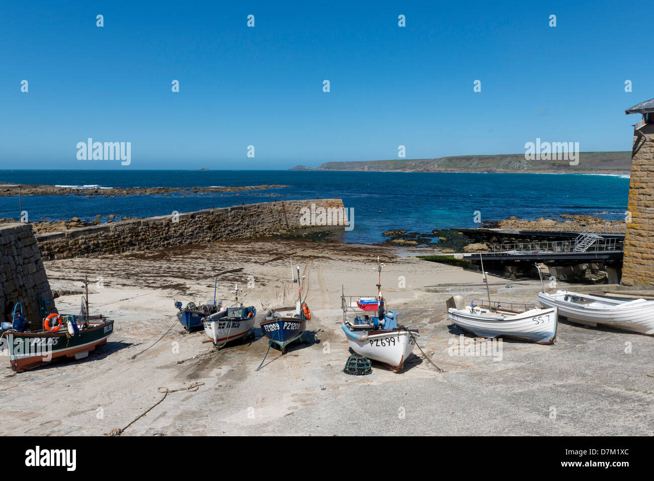 Bateaux de pêche sur la cale de halage à Sennen Cove, près de Lands End en Cornouailles Banque D'Images