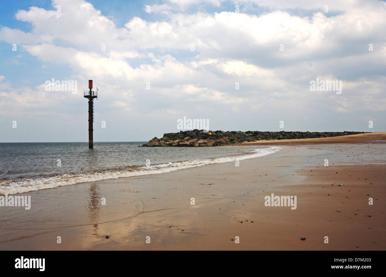 Un récif artificiel post rock avec le marqueur sur la côte est à Eccles-sur-Mer proche mer Palling, Norfolk, Angleterre, Royaume-Uni. Banque D'Images