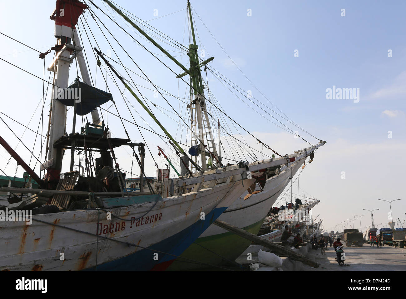 Bateau traditionnel en bois (pinisi) dans le vieux port ou le port de Sunda Kelapa (Jakarta) Banque D'Images