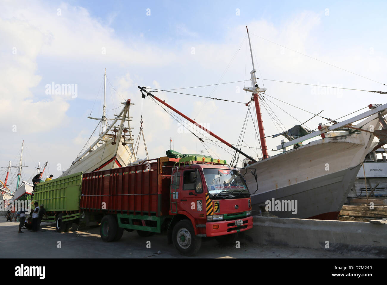 Bateau traditionnel en bois (pinisi) dans le vieux port ou le port de Sunda Kelapa (Jakarta) Banque D'Images
