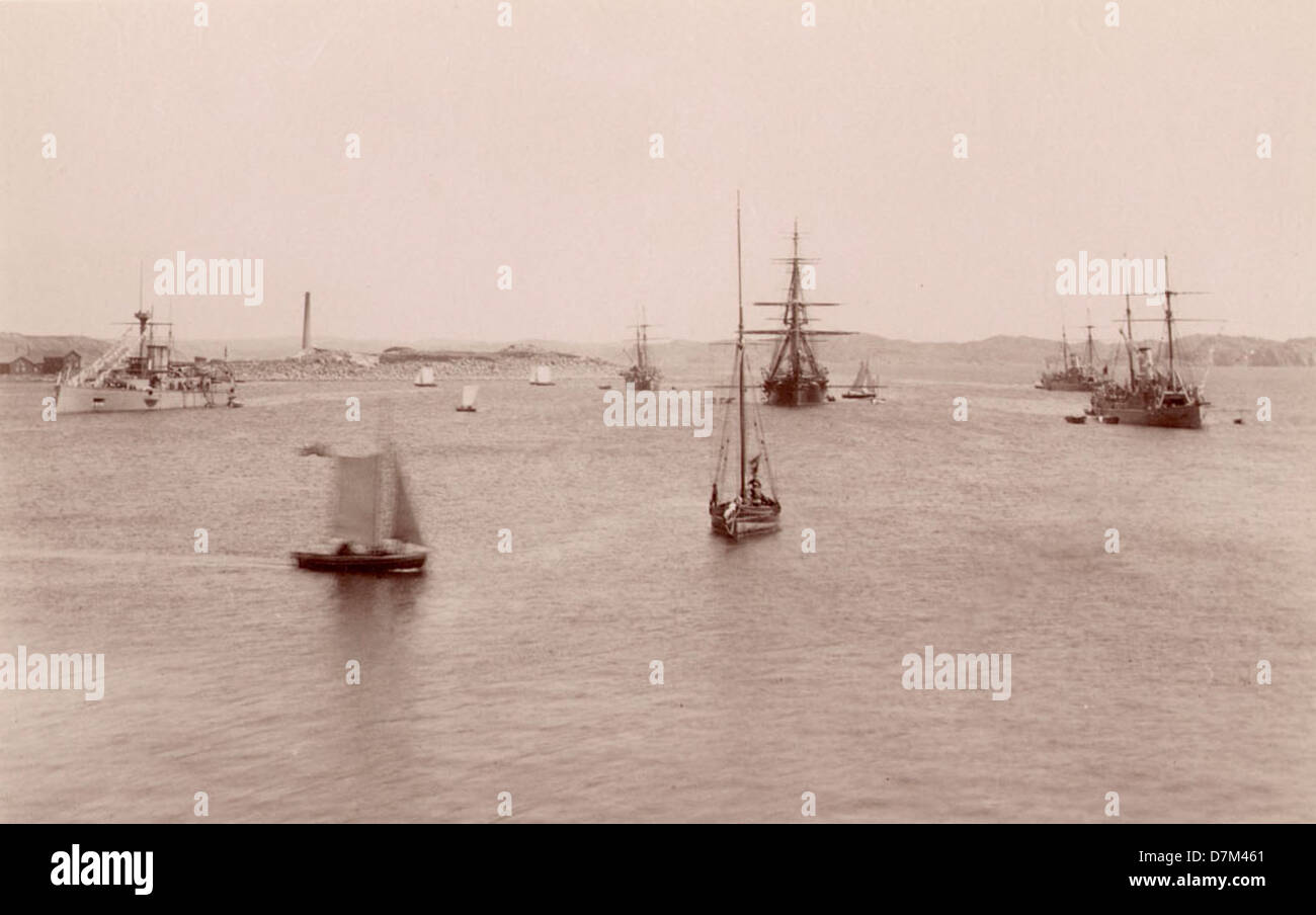 Photographie représentant des voiliers et des navires de guerre dans les eaux au large de Lysekil, en Suède. Cela capture une scène maritime importante qui reflète l'histoire navale et les traditions de navigation de la Suède. Banque D'Images