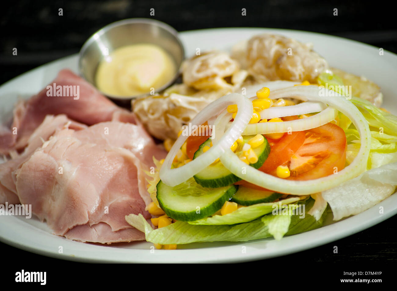 Photo par Darren Cool une salade de jambon avec des pommes de terre et jambon Banque D'Images