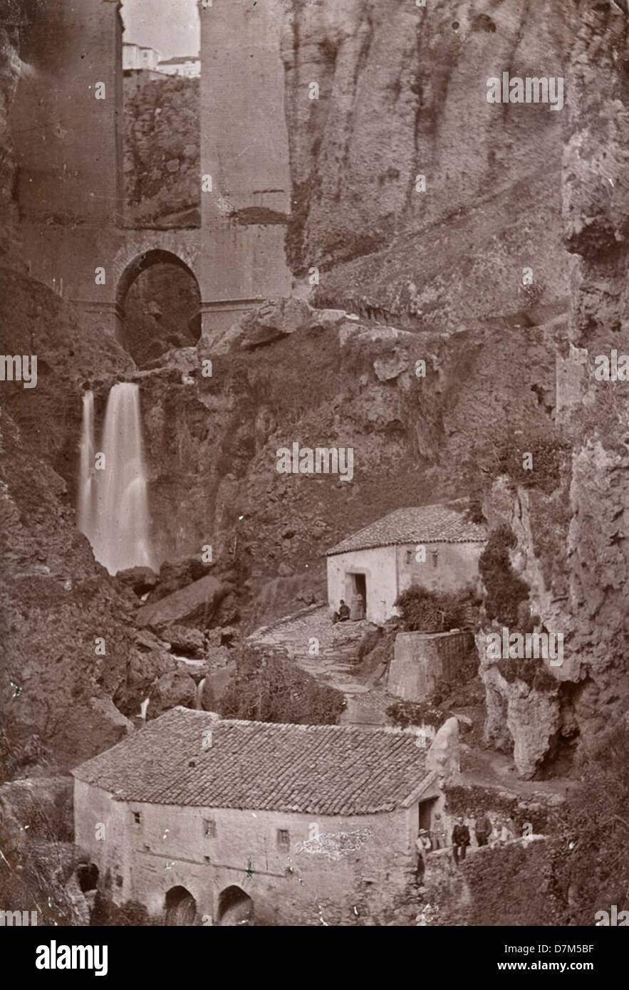 Le nouveau pont (Puente Nuevo) à Ronda, en Espagne, un monument emblématique achevé au XVIIIe siècle, enjambe les gorges d'El Tajo, reliant les parties anciennes et nouvelles de la ville. Banque D'Images