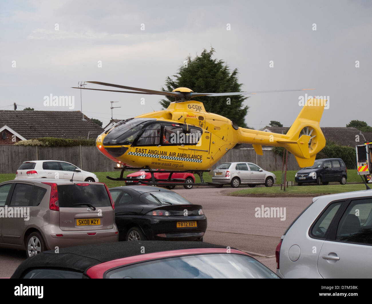 East Anglian Air Ambulance L'atterrissage dans le parc en voiture Aylsham Norfolk Banque D'Images