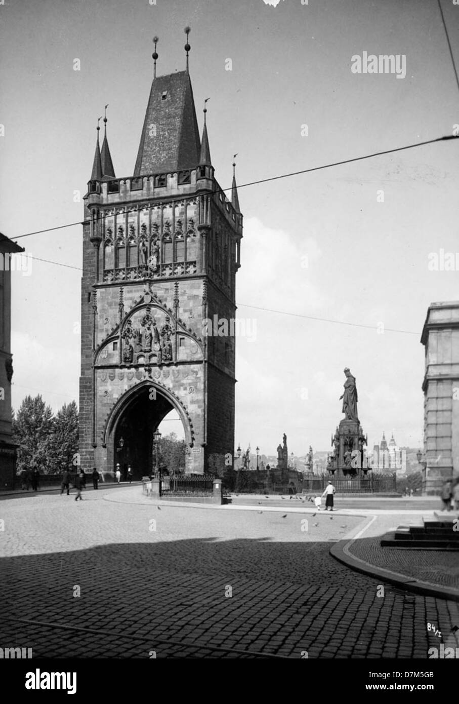 Cette photographie présente la Tour du Pont Charles à Prague, un monument historique de Bohême. Le pont et ses tours font partie de la riche architecture médiévale de la ville, reliant la vieille ville au château de Prague. Banque D'Images