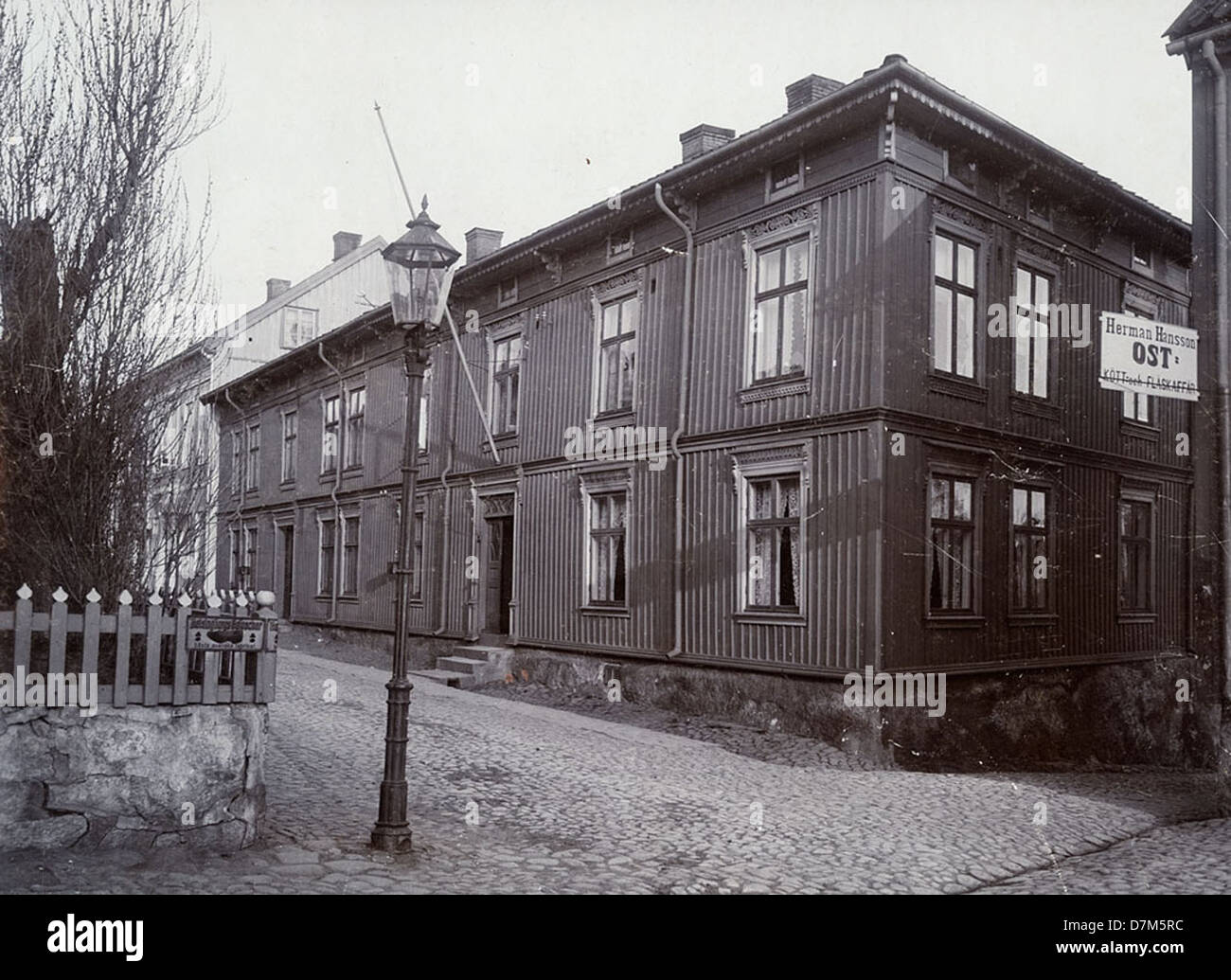 Strömstad, situé à Bohuslän, en Suède, est connu pour ses vues pittoresques sur la côte et sa culture maritime. Cette photographie historique met en valeur la beauté naturelle de la région et son importance en tant que ville côtière suédoise. Banque D'Images