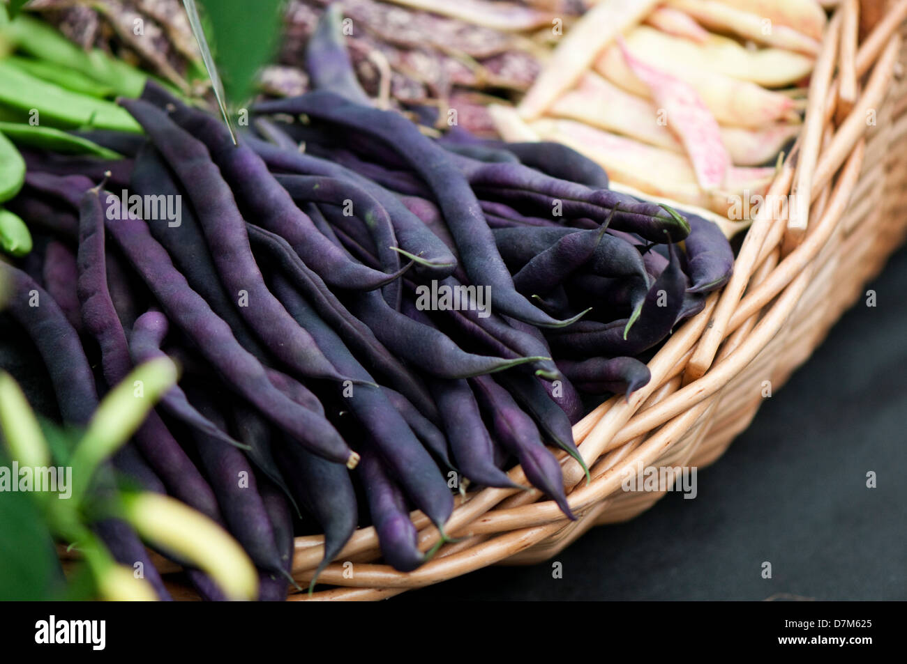 Close-up image montrant un panier de haricots de couleur sombre/légumes. Banque D'Images