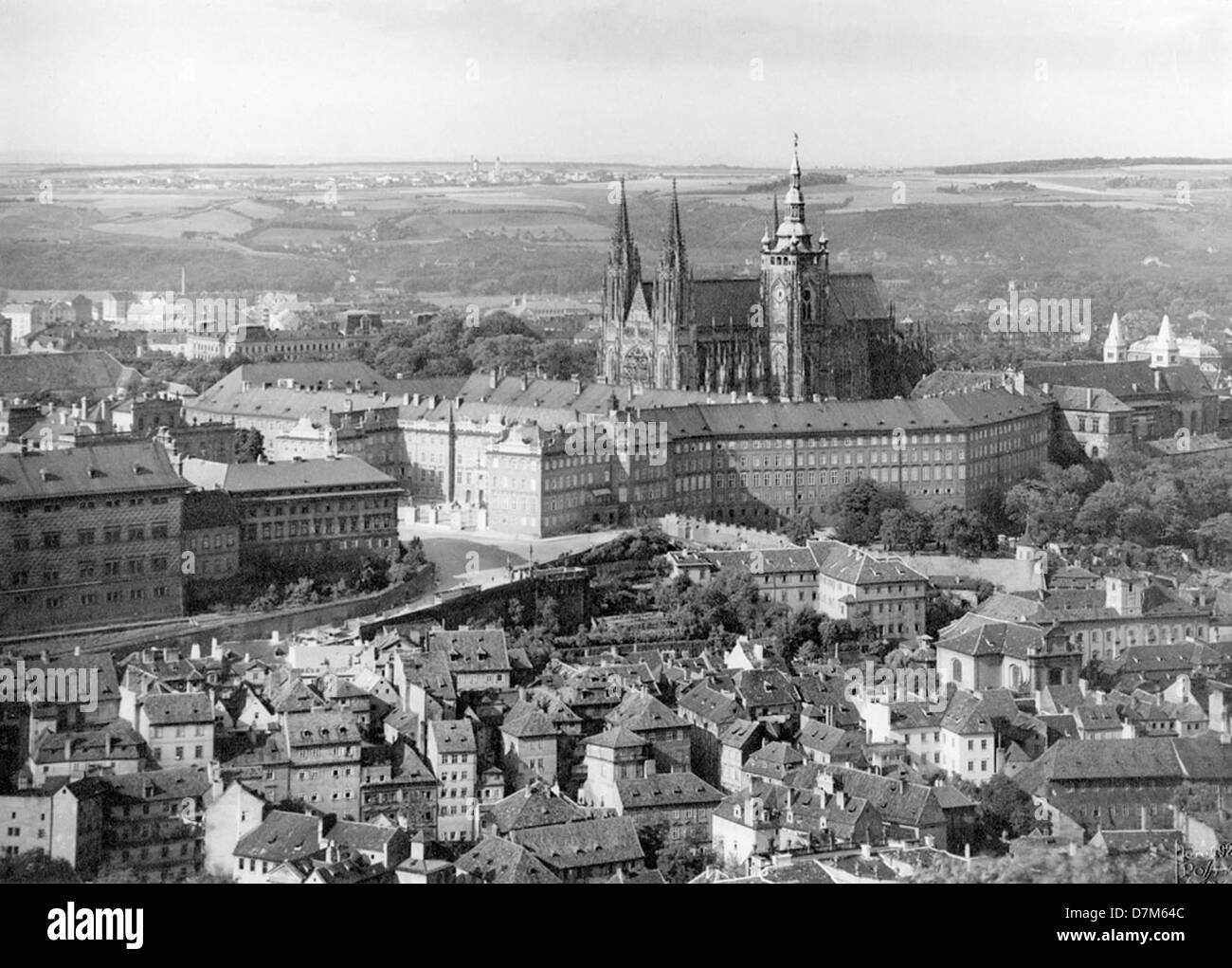 Cette photographie historique capture les monuments emblématiques de Prague, y compris la cathédrale Saint-Vitus. La Bohême, qui fait maintenant partie de la République tchèque, est connue pour sa riche histoire, son architecture étonnante et son patrimoine culturel, faisant de Prague une ville européenne renommée. Banque D'Images