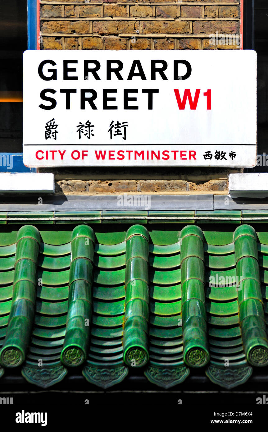 Londres, Angleterre, Royaume-Uni. La rue Gerrard dans China Town. Plaque de rue bilingue Banque D'Images