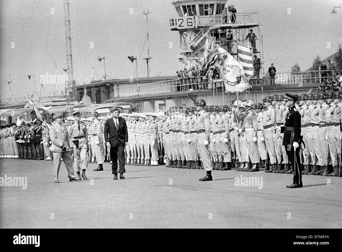 Président américain John F. Kennedy (M) après son arrivée sur la section militaire de l'aéroport de Tegel à Berlin le 26 juin 1963. À gauche commandant français Edouard K. Toulouse. Banque D'Images