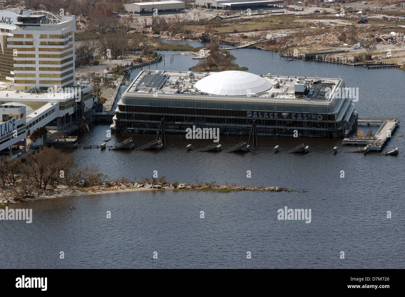 Vue aérienne de l'Palace Casino partiellement submergées et gravement endommagé suite à l'ouragan Katrina le 6 septembre 2005 à Biloxi, MS. Banque D'Images