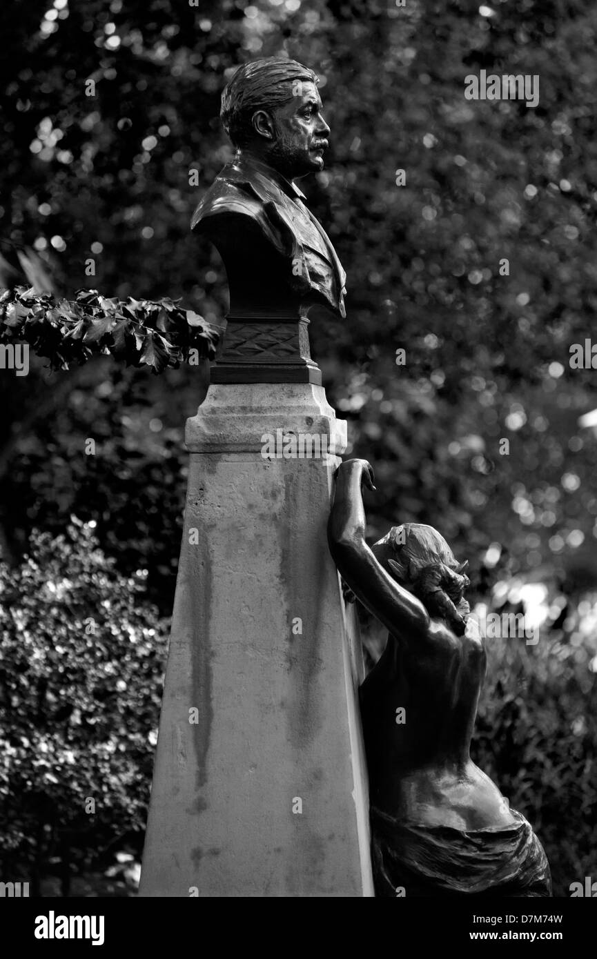 Les Statues de Londres, Angleterre. Octobre 2012 vu ici : Arthur Sullivan compositeur au sein du partenariat de Gilbert et Sullivan. Banque D'Images