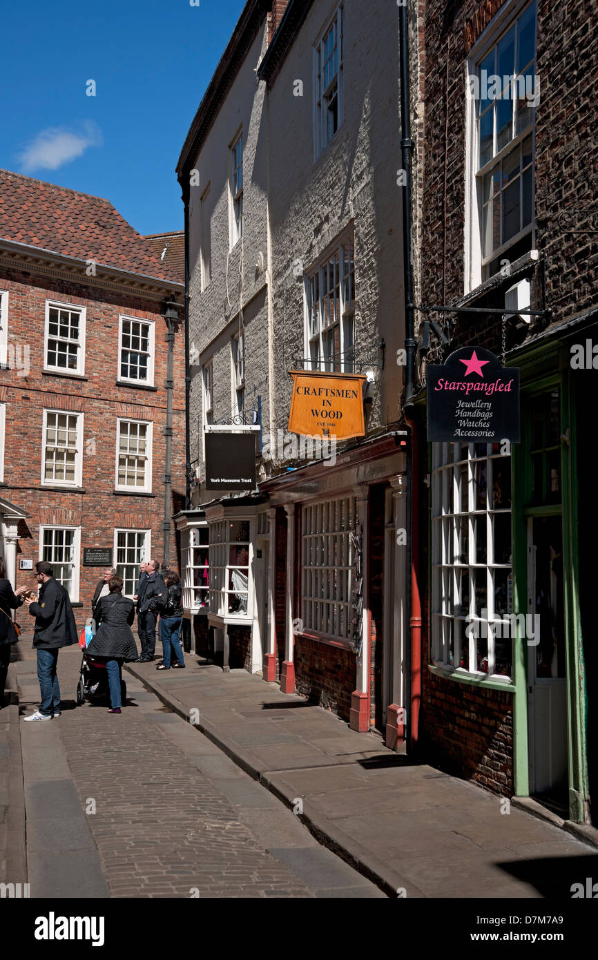 Les visiteurs les touristes marchant le long Des Shambles au printemps York North Yorkshire Angleterre Royaume-Uni GB Grande-Bretagne Banque D'Images